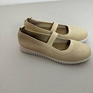 Taryn Rose Cream Textured Flats